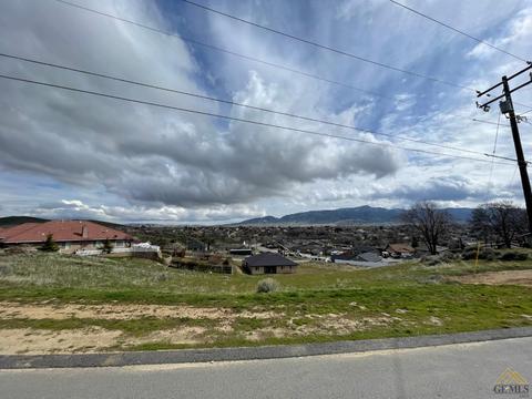 20104 Sears Dr, Tehachapi, CA 93561 photo 2