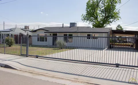 9713 Gilbert St, Lamont, CA 93241 photo 2
