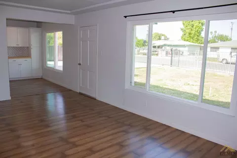 9713 Gilbert St, Lamont, CA 93241 photo 5