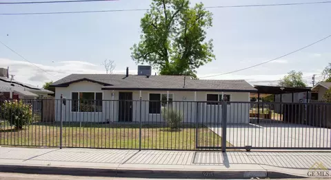 9713 Gilbert St, Lamont, CA 93241 photo 1