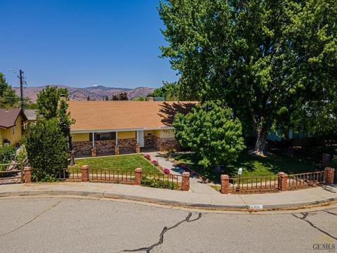 521 Jacobsen Ct, Tehachapi, CA 93561 photo 2