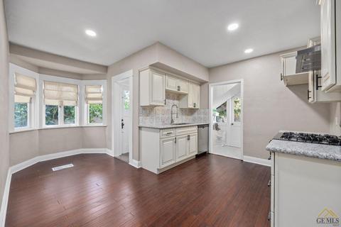 327 E St, Bakersfield, CA 93304 photo 13