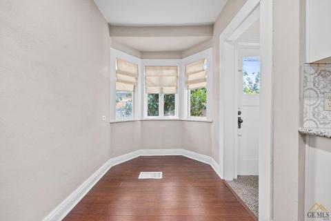 327 E St, Bakersfield, CA 93304 photo 14