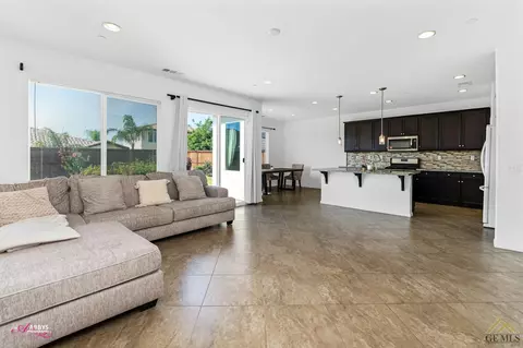 10001 Sentinel Peak Pl, Bakersfield, CA 93311 photo 2