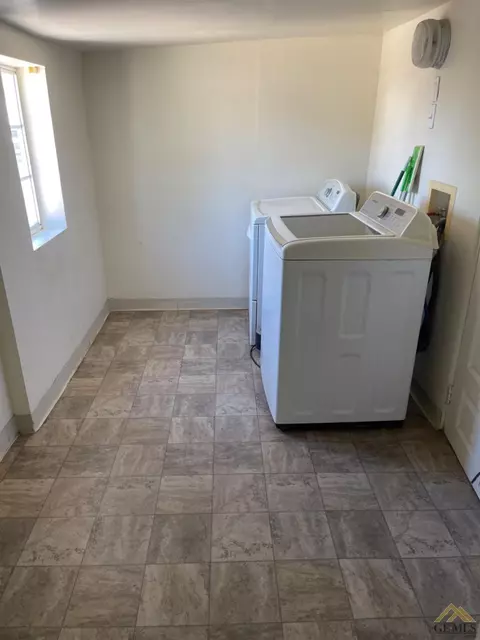 310 E St, Taft, CA 93268 photo 5