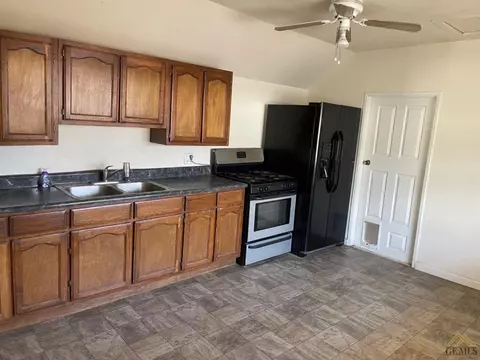310 E St, Taft, CA 93268 photo 3