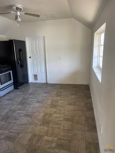 310 E St, Taft, CA 93268 photo 4