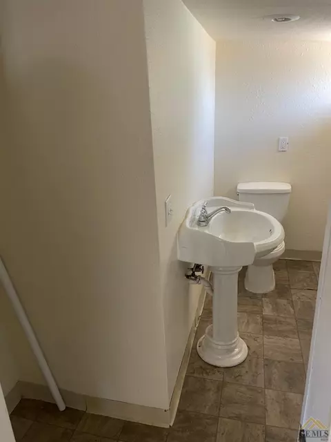 310 E St, Taft, CA 93268 photo 6