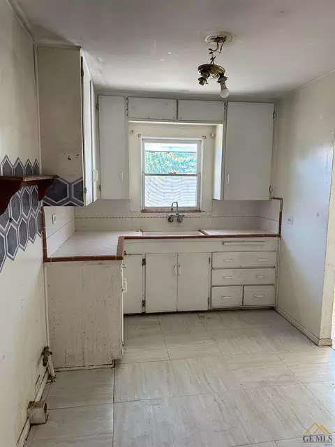 403 Buchanan St, Taft, CA 93268 photo 2