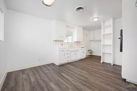 218 E St, Taft, CA 93268 photo 8