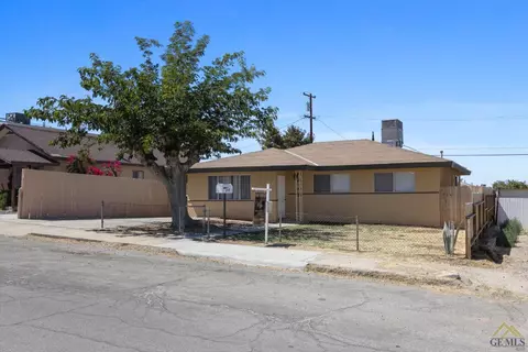 218 E St, Taft, CA 93268 photo 2