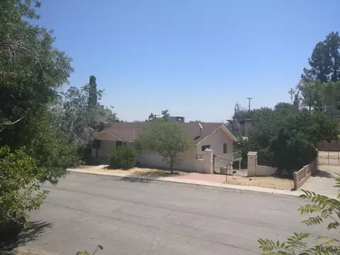 516 Harding Ave, Taft, CA 93268 photo 2