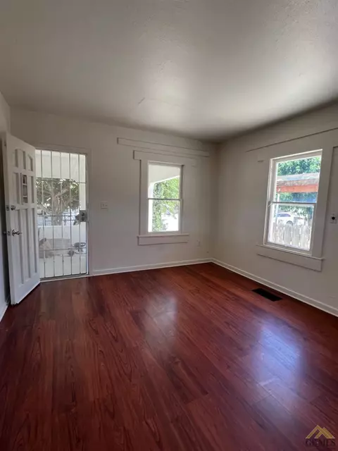 615 Taylor St, Taft, CA 93268 photo 4