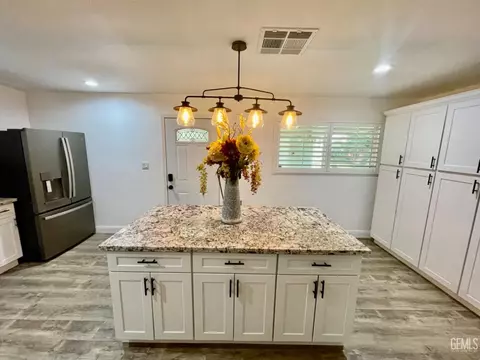 211 E Calvin St, Taft, CA 93268 photo 6