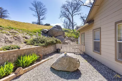 29601 Rollingoak Dr, Tehachapi, CA 93561 photo 24