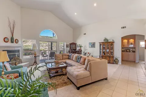 29601 Rollingoak Dr, Tehachapi, CA 93561 photo 3