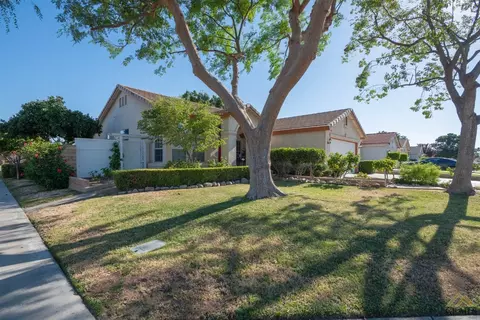 8601 Winlock St, Bakersfield, CA 93312 photo 3