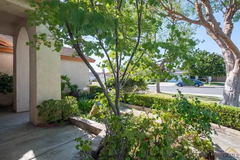 8601 Winlock St, Bakersfield, CA 93312 photo 4