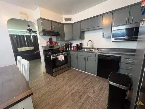 113 E Warren Ave, Bakersfield, CA 93308 photo 4