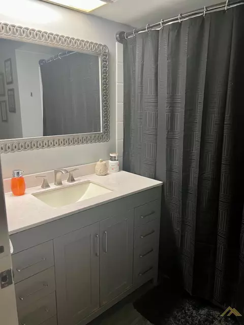 113 E Warren Ave, Bakersfield, CA 93308 photo 6