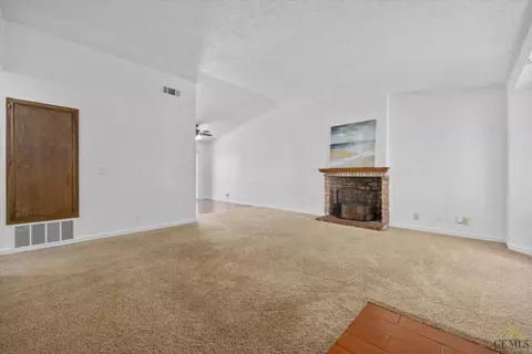 121 Chaparrel St, Tehachapi, CA 93561 photo 4