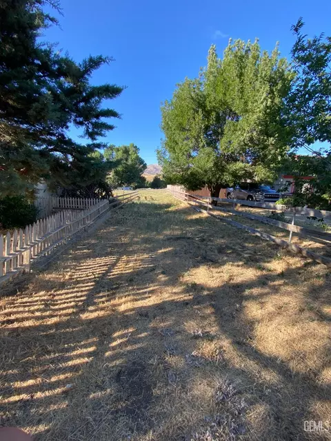 20405 Weston Ave, Tehachapi, CA 93561 photo 2