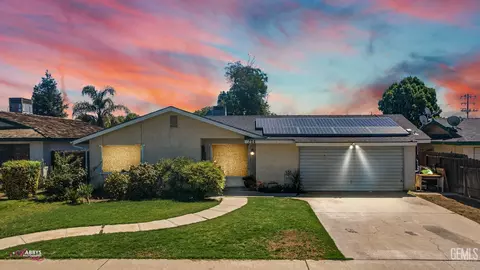 704 Iris St, Bakersfield, CA 93308 photo 1