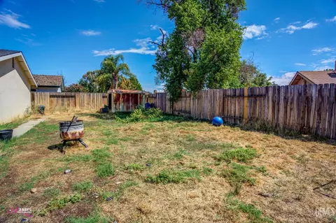 704 Iris St, Bakersfield, CA 93308 photo 8