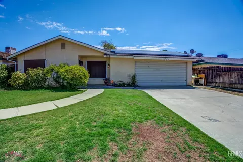 704 Iris St, Bakersfield, CA 93308 photo 3