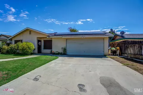 704 Iris St, Bakersfield, CA 93308 photo 2
