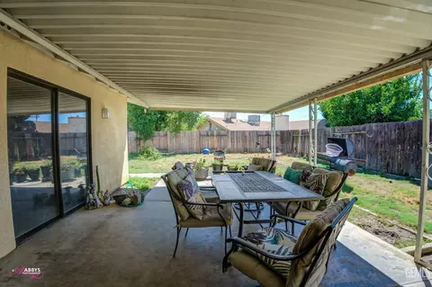704 Iris St, Bakersfield, CA 93308 photo 11