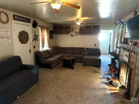 27545 Cypress St, Taft, CA 93268 photo 2