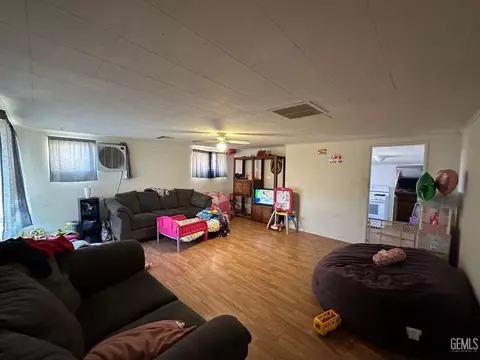 314 Tyler St, Taft, CA 93268 photo 4
