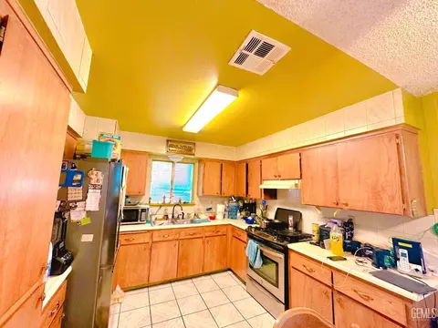 321 Heard Ct, Arvin, CA 93203 photo 2