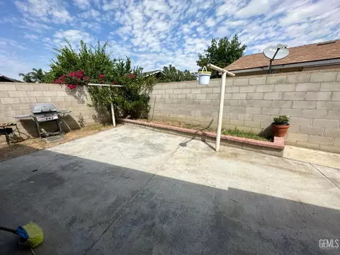 321 Heard Ct, Arvin, CA 93203 photo 8