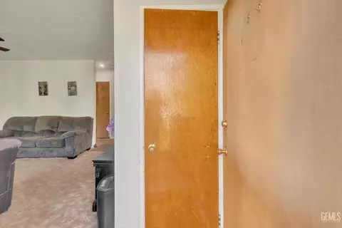 371 E Orange Ave, Shafter, CA 93263 photo 3