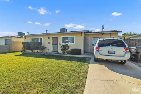 371 E Orange Ave, Shafter, CA 93263 photo 2