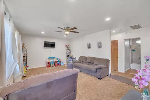 371 E Orange Ave, Shafter, CA 93263 photo 4