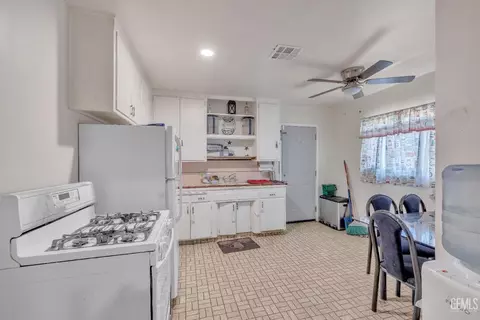 371 E Orange Ave, Shafter, CA 93263 photo 6