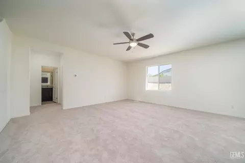 7805 Raspberry Ave, Bakersfield, CA 93313 photo 2