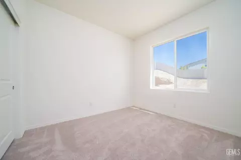 7805 Raspberry Ave, Bakersfield, CA 93313 photo 4