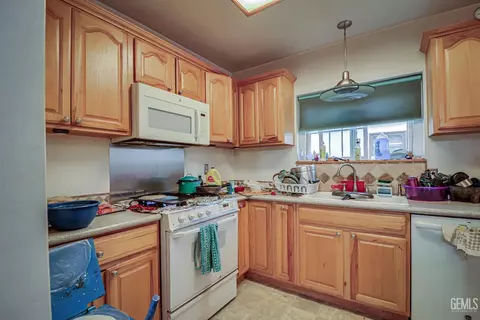 Kitchen - 513 A St, Taft, CA 93268 photo 1 of 2