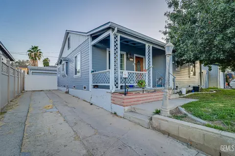 Exterior - 513 A St, Taft, CA 93268 photo 2 of 4