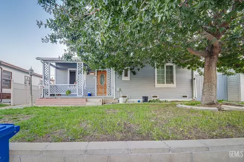 Exterior - 513 A St, Taft, CA 93268 photo 1 of 4