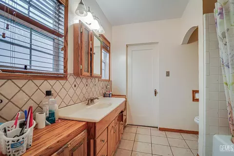 Bath - 513 A St, Taft, CA 93268 photo 2 of 3