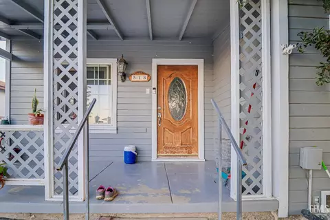 Exterior - 513 A St, Taft, CA 93268 photo 3 of 4