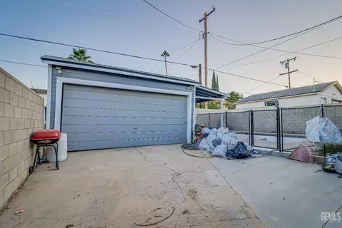 Exterior - 513 A St, Taft, CA 93268 photo 4 of 4