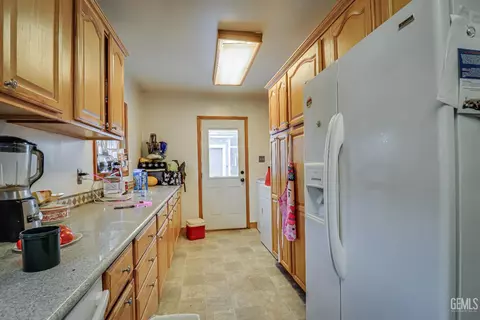Kitchen - 513 A St, Taft, CA 93268 photo 2 of 2