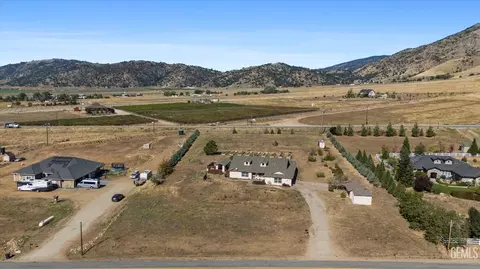 24401 Cummings Valley Rd, Tehachapi, CA 93561 photo 2