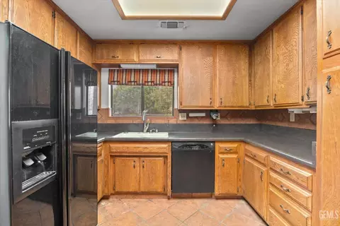 430 Pine St, Shafter, CA 93263 photo 9